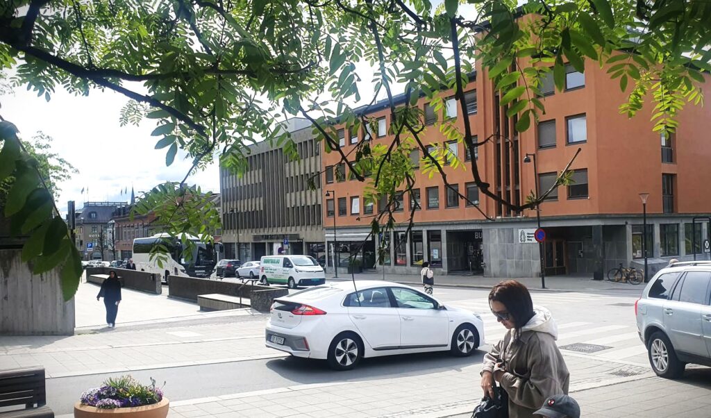 Krysset Meierigata - Kirkegata ved kinoen.